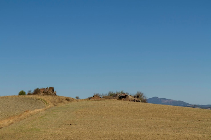 Foto een schilderachtig uitzicht op het landschap tegen een heldere blauwe hemel