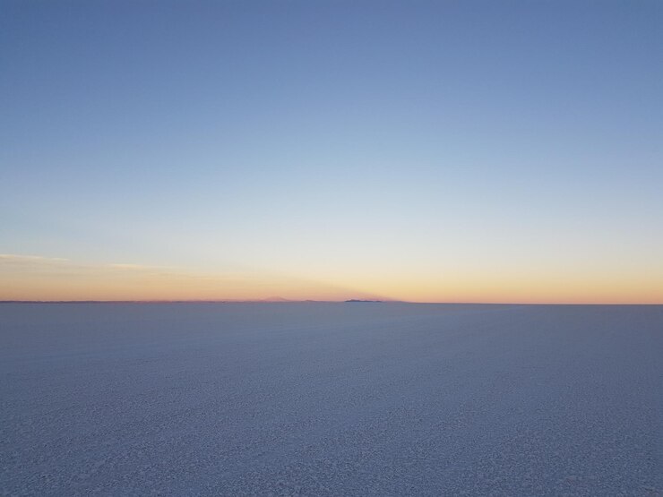 Foto een schilderachtig uitzicht op het landschap tegen een heldere blauwe hemel