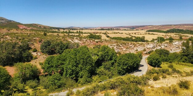 Foto een schilderachtig uitzicht op het landschap tegen een heldere lucht