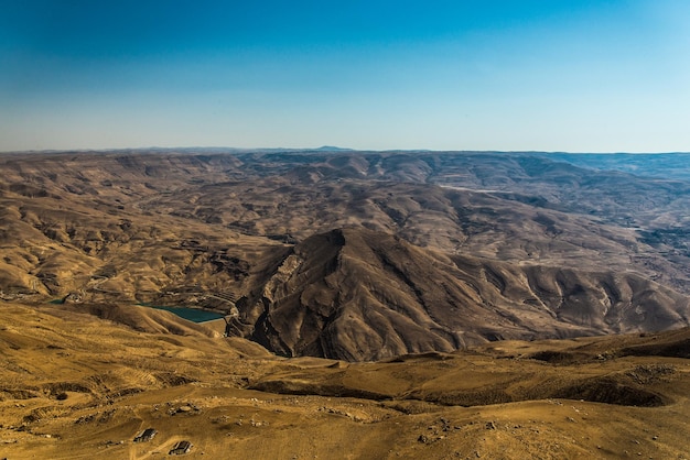 Foto een schilderachtig uitzicht op het landschap tegen een heldere lucht