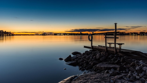 Een schilderachtig uitzicht op het meer bij zonsondergang