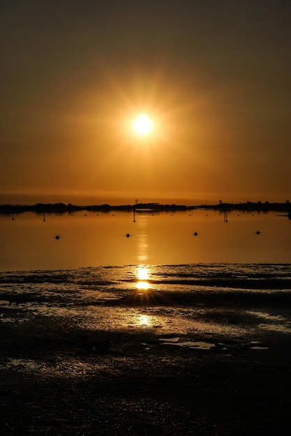 Een schilderachtig uitzicht op het meer bij zonsondergang