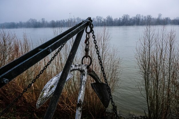 Een schilderachtig uitzicht op het meer in de winter