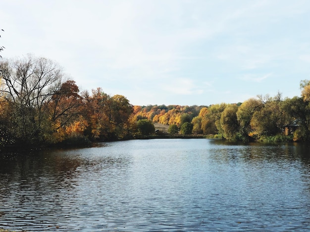 Foto een schilderachtig uitzicht op het meer tegen de hemel in de herfst