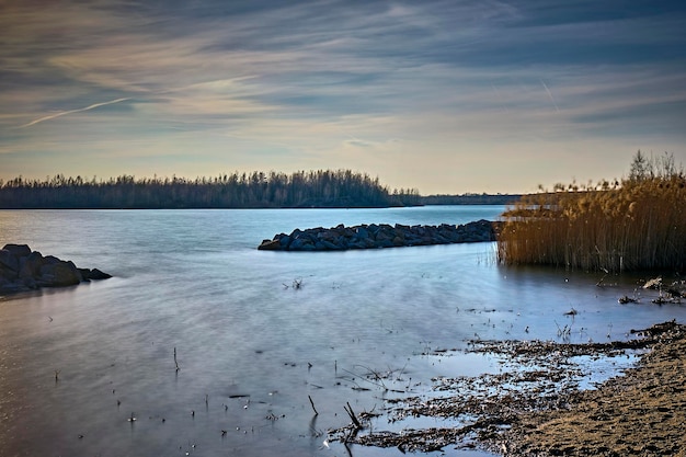 Foto een schilderachtig uitzicht op het meer tegen de lucht in de winter