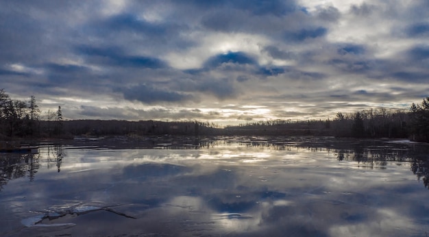 Een schilderachtig uitzicht op het meer tegen de lucht in de winter