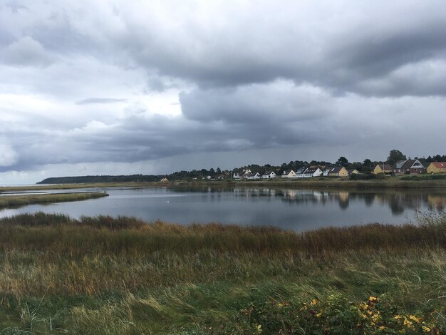 Een schilderachtig uitzicht op het meer tegen een bewolkte lucht