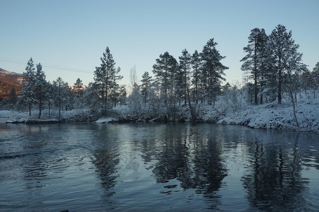 Foto een schilderachtig uitzicht op het meer tegen een heldere hemel in de winter