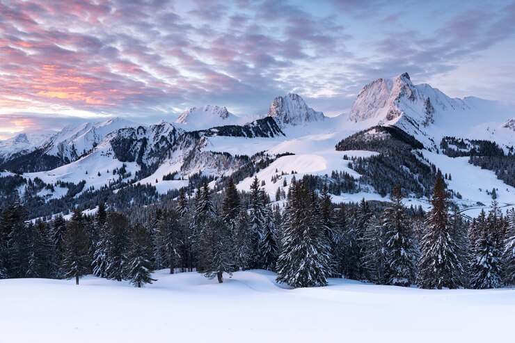 Foto een schilderachtig uitzicht op het met sneeuw bedekte landschap en de bergen tegen de hemel tijdens de zonsondergang