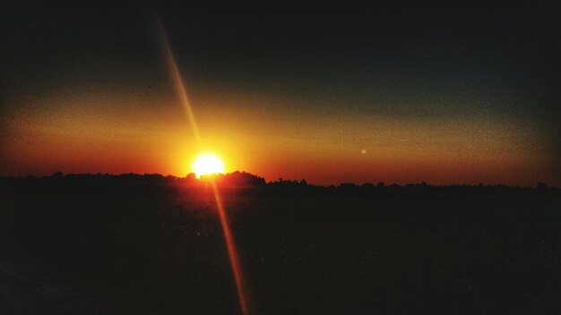 Foto een schilderachtig uitzicht op het silhouetveld tegen de hemel bij zonsondergang