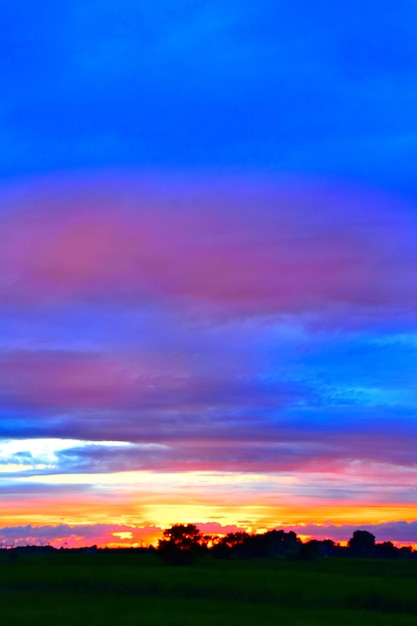 Foto een schilderachtig uitzicht op het silhouetveld tegen de hemel tijdens de zonsondergang