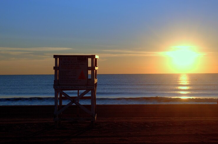 Foto een schilderachtig uitzicht op het strand bij zonsondergang