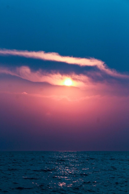 Een schilderachtig uitzicht op het Tanganyika-meer tegen een bewolkte lucht bij zonsondergang