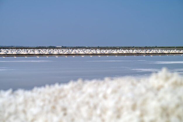 Foto een schilderachtig uitzicht op het water tegen een heldere lucht