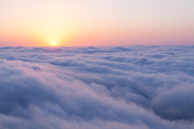 Een schilderachtig uitzicht op het wolkenlandschap bij zonsondergang