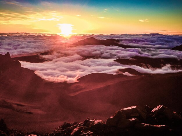 Foto een schilderachtig uitzicht op het wolkenlandschap bij zonsondergang