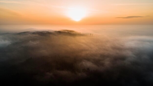 Foto een schilderachtig uitzicht op het wolkenlandschap bij zonsondergang