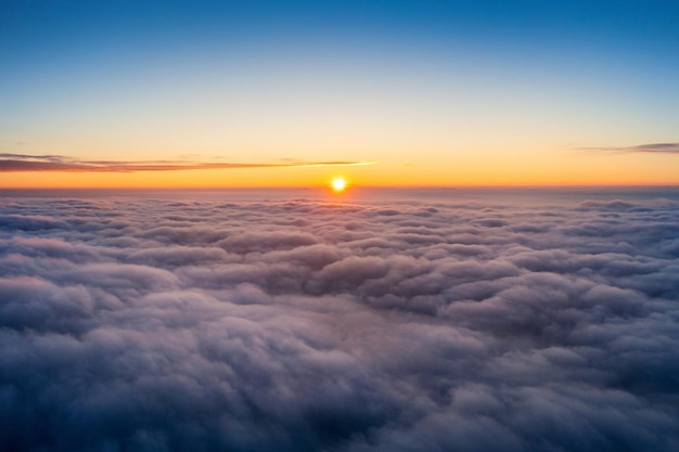 Een schilderachtig uitzicht op het wolkenlandschap tegen de hemel bij zonsondergang