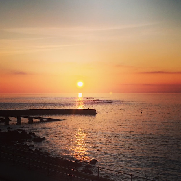 Een schilderachtig uitzicht op het zeegebied bij zonsopgang