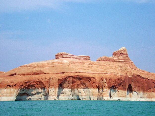 Een schilderachtig uitzicht op Lake Powell en rotsformaties tegen een heldere blauwe lucht