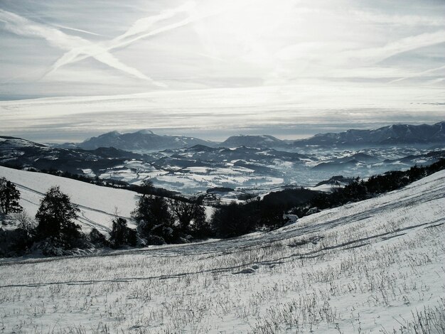 Foto een schilderachtig uitzicht op met sneeuw bedekte bergen