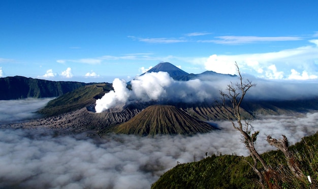 Een schilderachtig uitzicht op Mt Bromo tegen de lucht