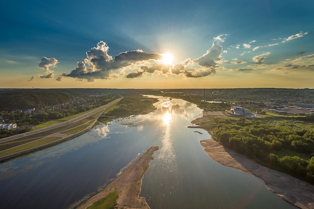 Een schilderachtig uitzicht op Nevis tegen de hemel bij zonsondergang