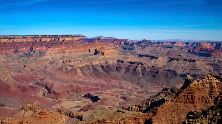 Foto een schilderachtig uitzicht op rotsachtige bergen en canyons tegen een heldere blauwe lucht