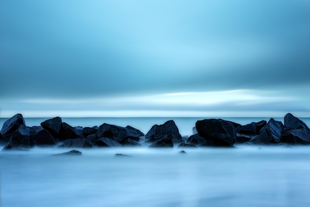 Een schilderachtig uitzicht op rotsen in de zee tegen de lucht