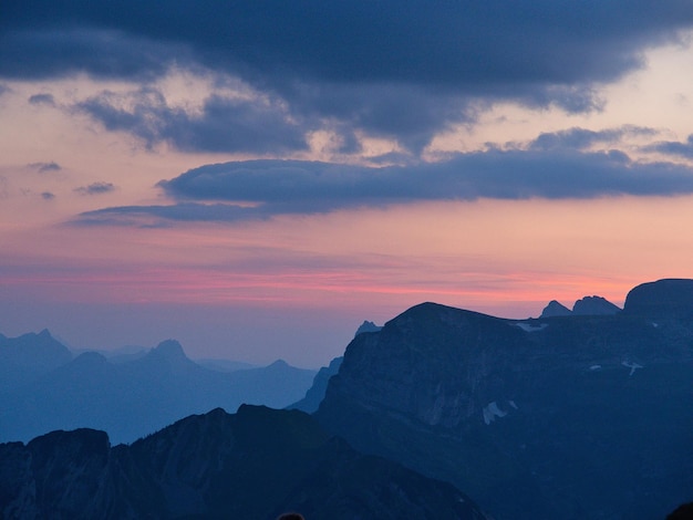 Een schilderachtig uitzicht op silhouette bergen tegen de hemel bij zonsondergang