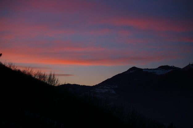 Foto een schilderachtig uitzicht op silhouette bergen tegen de hemel bij zonsondergang