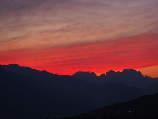 Foto een schilderachtig uitzicht op silhouetten van bergen tegen de hemel bij zonsondergang