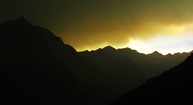 Foto een schilderachtig uitzicht op silhouetten van bergen tegen de hemel bij zonsondergang