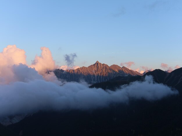 Een schilderachtig uitzicht op wolken in een bergketen tegen de lucht