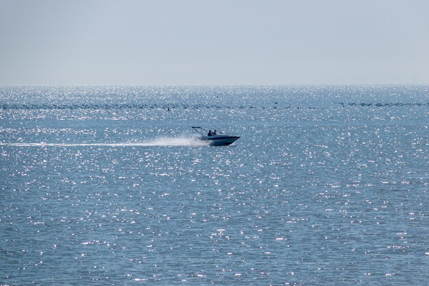 Een schip galopperen op de zee op een zonnige dag