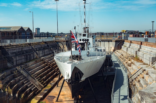 Foto een schip in een droogdok met de britse vlag op de voorkant.