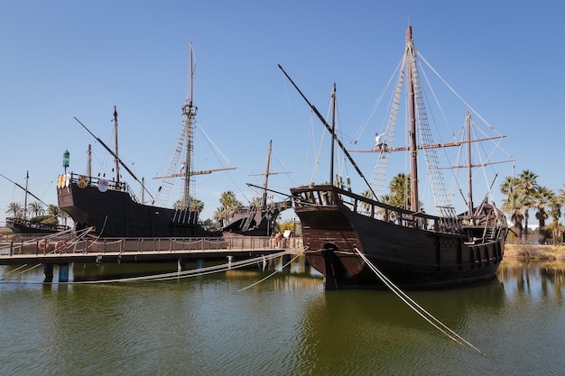 Een schip in het water met op de zijkant het woord piraat