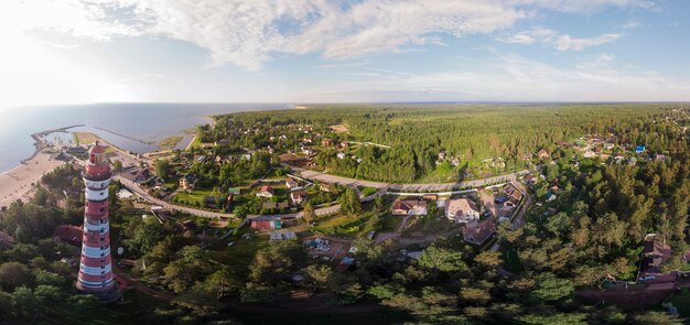 Een schitterend panorama met zicht op de vuurtoren, de kustlijn en huizen in het bos.