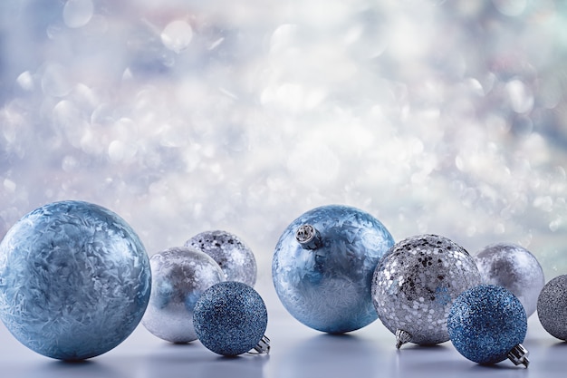 Een schitterende mix van kerstballen. Gefeliciteerd concept voor wintervakantie.