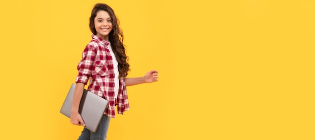 Een school op het volgende niveau Gelukkig meisjeskind draagt een laptop E-learningcursus Online cursus Schoolmeisjesportret met laptop horizontale poster Bannerkop met kopieerruimte