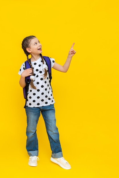 Een schoolmeisje laat haar handen zien bij een advertentie een mooi schoolmeisje gaat naar school met een koffertje een kind met schoolboeken en schriften gaat naar aanvullende cursussen in een vreemde taal