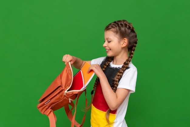 Een schoolmeisje met Duitstalige schoolboeken