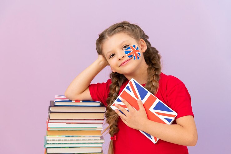 Een schoolmeisje met een boek over Engels leunde met haar hand op een stapel schoolboeken.