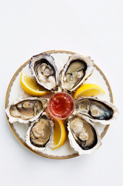 Een schotel van verse biologische rauwe oesters op zeezout