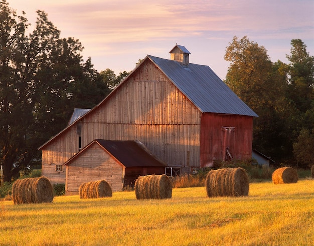 Foto een schuur in n hero vermont met ronde balen hooi