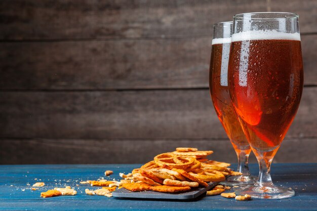 Een selectie van bier en snacks op houten