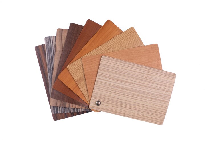 Een selectie van verschillende kleurstalen voor hout