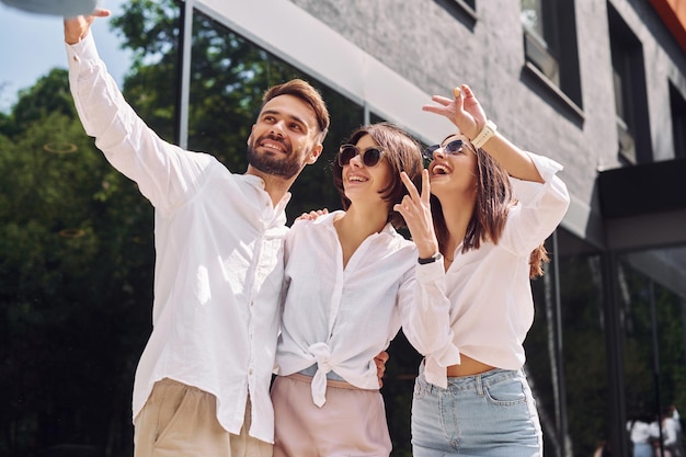 Een selfie maken Drie vrienden hebben samen een geweldig weekend in de buitenlucht