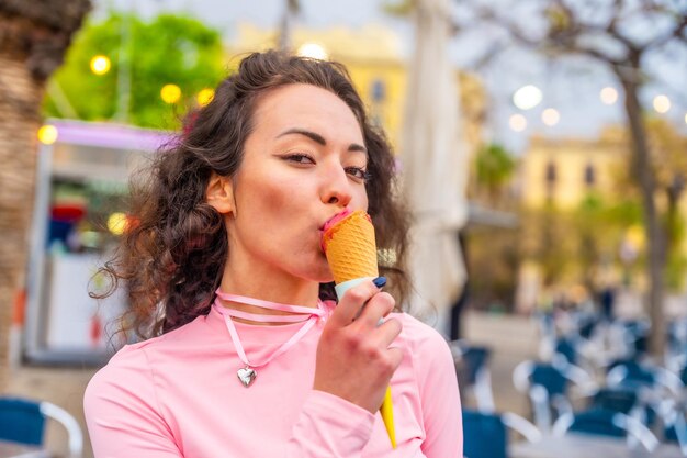 Foto een sensuele vrouw die ijs eet in de stad.