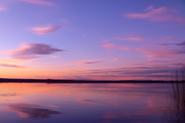 Een serene pastelkleurige lucht en een achtergrond van een meer Een prachtige mix van rust